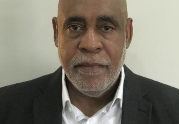 لقطة  مقربة لتشارلز أباني من نيجيريا.