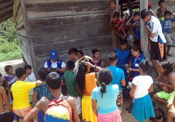 يزور موظفو الأمم المتحدة اللاجئين والمهاجرين المحليين، وهم من أكثر الأشخاص ضعفاً وتأثراً في المجتمع.