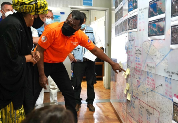 One of the relief team members walks Deputy Secretary General Amina Mohammed through the relief plans.