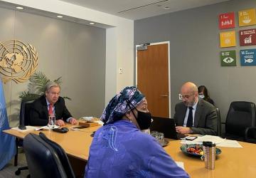 الأمين العام ونائبة الأمين العام ومدير مكتب التنسيق الإنمائي يجلسون معًا في غرفة اجتماعات أثناء حضورهم الاجتماع الافتراضي.