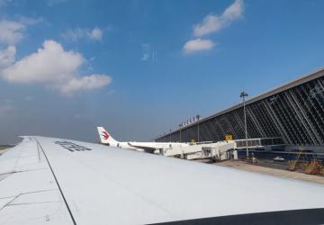 东航飞机机翼的特写