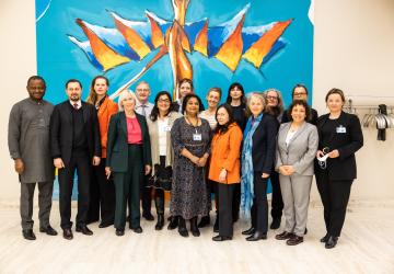 Des fonctionnaires de l'ONU se tiennent debout en groupe pour poser pour une séance de photos.