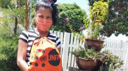 هوريهاني ديل فالي، مهاجرة حامل تحمل الحقيبة الصحية النسائية التي قدمها كل من صندوق الأمم المتحدة للسكان واليونيسف ومنظمة الصحة للبلدان الأمريكية.