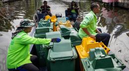 يجمع عمال الصرف الصحي النفايات البلاستيكية من القنوات في بانكوك، عاصمة تايلاند.