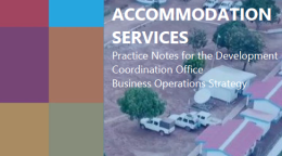 تُظهر الصورة عنوان مركز الحجوزات الإنساني. على الجانب الأيسر توجد مربعات ملونة لأهداف التنمية المستدامة وعلى اليمين توجد صورة جوية لمساكن الأمم المتحدة.