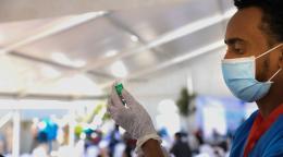 Un agent de santé d'Eka Kotebe prépare un vaccin lors du déploiement de la première campagne de vaccination menée avec l'appui du mécanisme COVAX en Éthiopie.