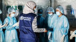 Une experte de l'OMS en prévention et contrôle des infections conseille les infirmières d'un établissement de santé du camp de Kutupalong sur la manière de prodiguer des soins sûrs aux patients de la Covid-19 sans s'exposer au virus.