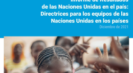 Portada de un documento con un fondo azul con el título sobre una foto de jóvenes sonriendo y haciendo el signo de la paz.