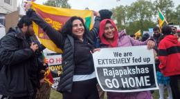 2022年5月，在伦敦的一次抗议活动中，示威者表达了对斯里兰卡政府的不满。