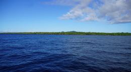 صورة لمحيط أزرق في يوم صاف.