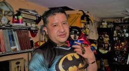 在一次远程教学过程中，教师豪尔赫-维拉罗尔和他的狗助手在一个挤满书籍和玩具的房间里的特写。