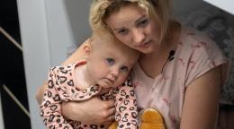 молодая женщина обнимает маленького ребенка