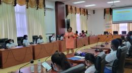 تقدّم ويميس دي فلورمونتي عرضًا للمشاركين في ورشة عمل للنساء ذوات الإعاقة خلال حملة 16 يومًا من النشاط ضد العنف القائم على النوع الاجتماعي في عام 2021.