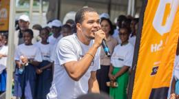 Le rappeur gabonais Donzer en concert pour le lancement de l'application "Hello Ado" au lycée Léon Mba