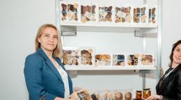 Две женщины на фоне полки с коробками сухофруктов