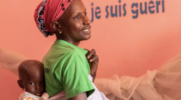 一位女性抱着孩子