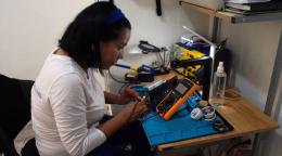 Mercedes, ingeniera informática venezolana, arreglando un aparato eléctrico.