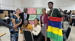 Молодые ребята, представители малых островных государств во время саммита