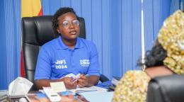 Anastasie Bankolé, en tant que Coordonnatrice résidente des Nations Unies, se trouve dans son bureau, pleinement engagée dans sa mission. (c) Plan International Bénin, Calébi Soledji