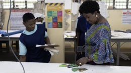 Linda Ampah est la fondatrice et la directrice générale d’une entreprise de confection de vêtements qui emploie environ 400 personnes à Accra, au Ghana. Son usine a amélioré sa productivité et ses conditions de travail grâce à l’assistance technique du programme «Écosystèmes de productivité pour le travail décent» de l’Organisation internationale du Travail (OIT) au Ghana, financé par la Secrétariat d’État suisse à l’économie (SECO) et l’Agence norvégienne de coopération au développement (NORAD).