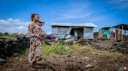  Ombeni Mburano, enceinte de sept mois, se tient devant les ruines d'un abri de fortune détruit par une bombe dans un camp de déplacés informel à l'ouest de Goma.