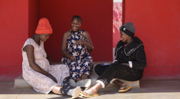 Женщины на территории предродильного отделения в Опуво, Намибия