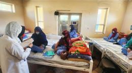 التعليق: مقدّم رعاية صحية يجري زيارات دورية لمتابعة أوضاع المرضى في مركز علاج اضطرابات تعاطي المخدرات  الصورة: © منظمة الصحة العالمية(WHO)  – أفغانستان