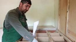 Мужчина перебирает засушенные травы