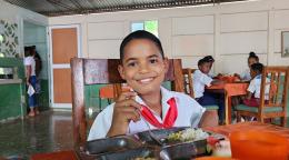 Niño comiendo y sonriendo