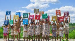 Дети держат таблички с ЦУР