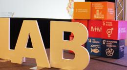 Un escenario con material de utilería en forma de cajas con los ODS , y la palabra "LAB" de laboratorio."