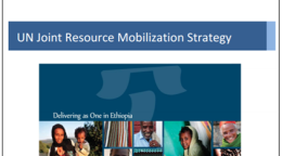 Portada del documento con fondo blanco y azul y un collage de fotografías de personas de distintas edades, sonrientes.