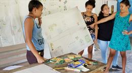 أربع فتيات يعملن على مشروع.