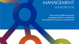 Couverture d'un document intitulé "UNDG Results-based Management Handbook", qui signifie en français "Manuel de gestion axée sur les résultats du Groupe des Nations Unies pour le développement durable", sur laquelle figurent le titre et le sous-titre du document sur fond bleu, ainsi qu'une série de cercles de différentes couleurs connectés entre eux en réseau par des lignes droites autour d'un cercle central.