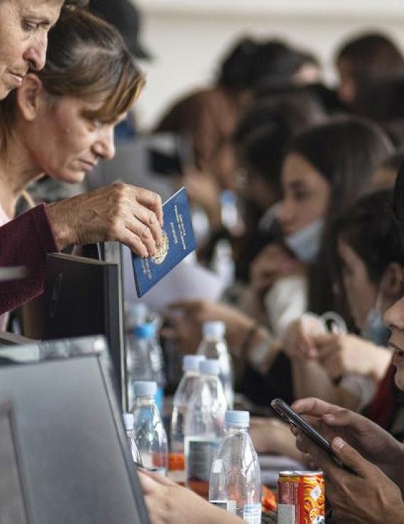 Refugiados registrándose tras llegar a Goris, Armenia.