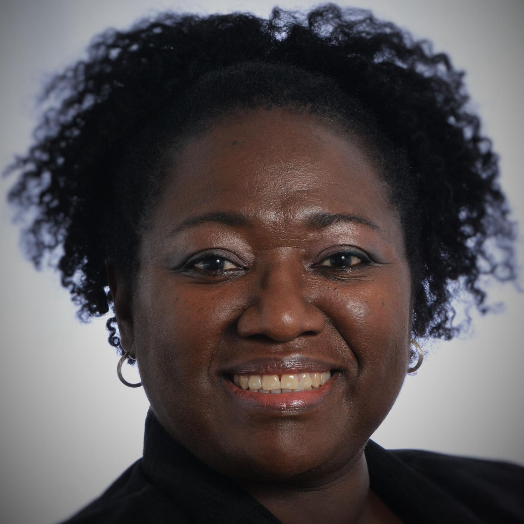 صورة مقربة للدكتور لينيز بابتيست، خبيرة في مجال التقييم.