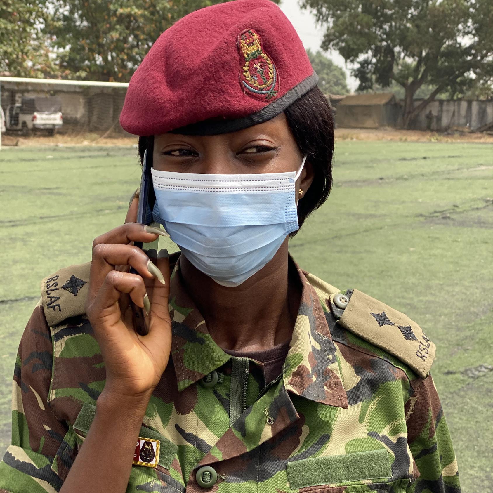La teniente Moiwo se encuentra en el exterior mientras atiende una llamada de socorro de un paciente que necesita ser remitido a un centro de tratamiento de la COVID-19. 