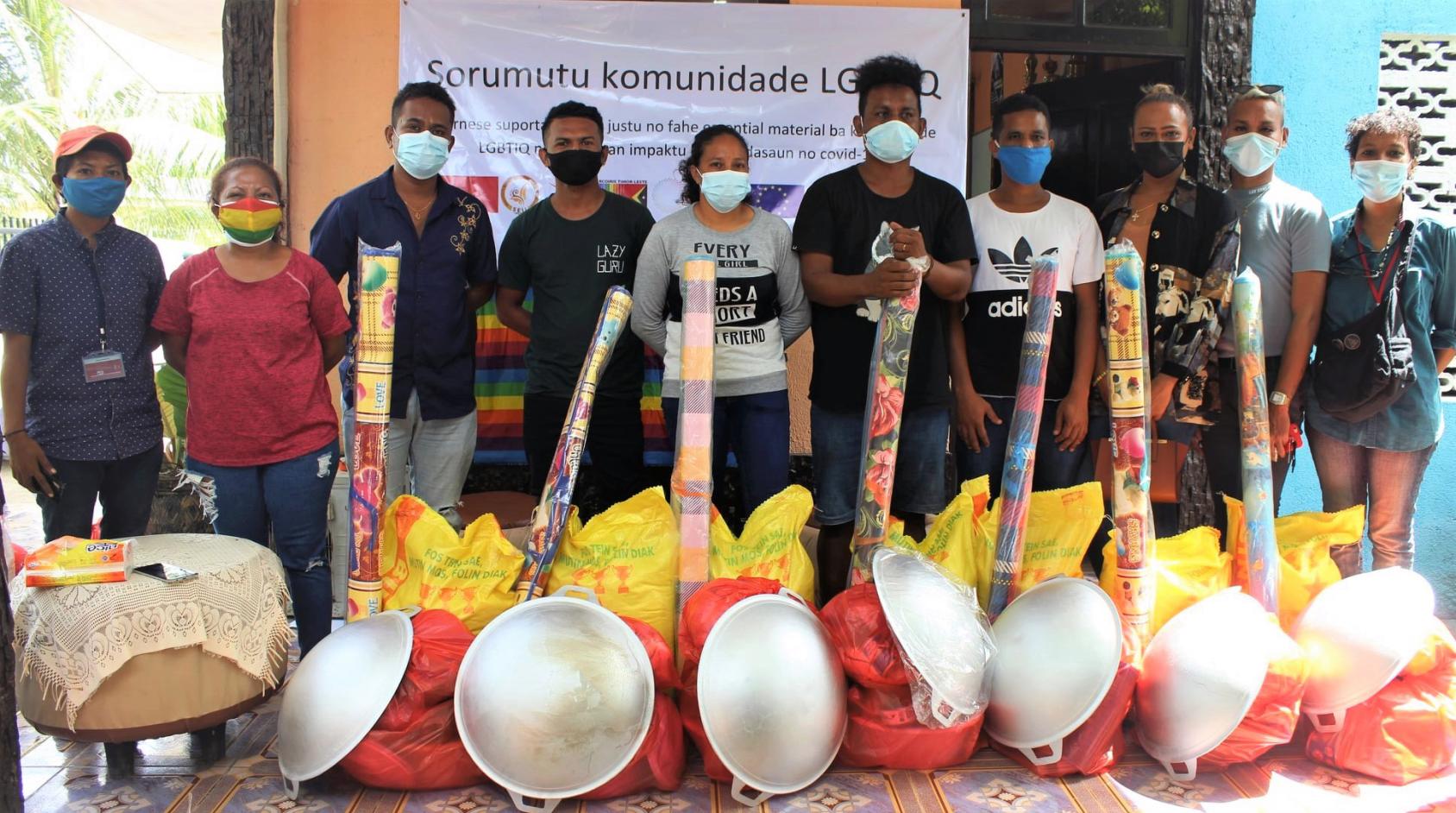 Miembros del equipo de Arcoiris y Codiva, codo con codo, detrás de los suministros para los afectados por el ciclón.