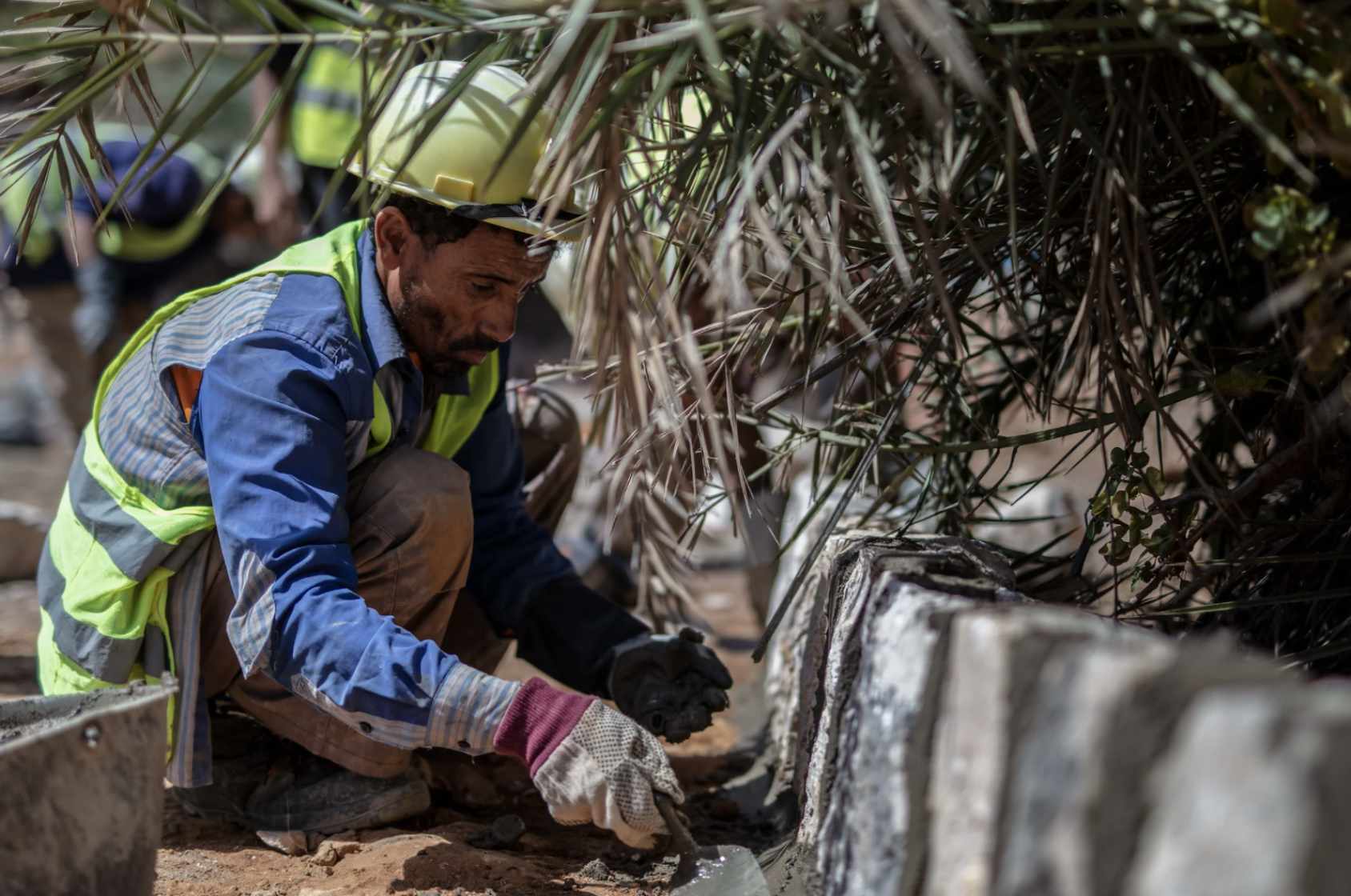 一名工人正在修理通往胡马希勒保护区的道路。