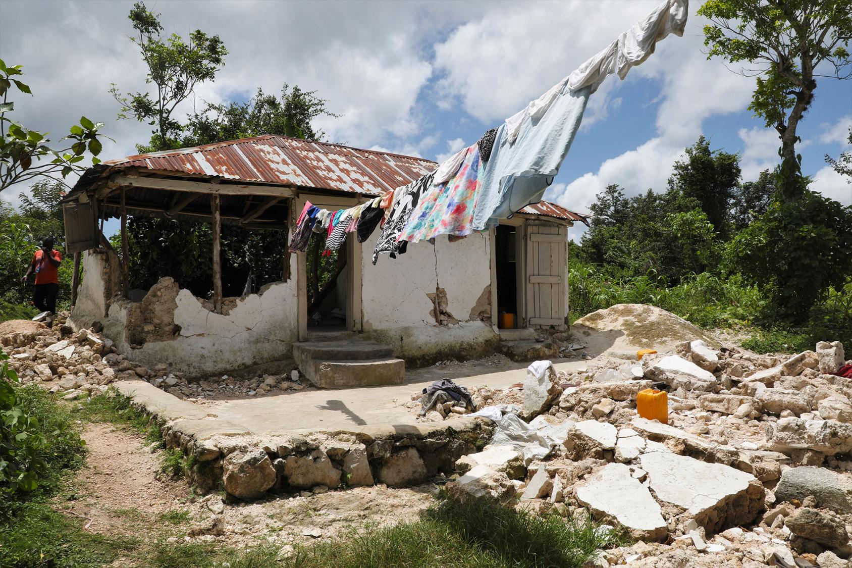 A house that was damaged by the earthquake with crumbling walls.