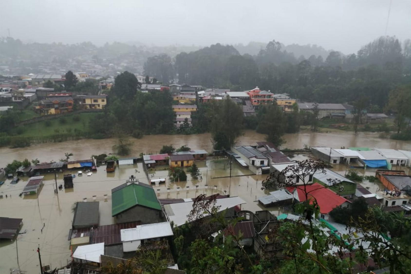 اجتاحت الفيضانات المنازل والشوارع في يوم ضبابي.