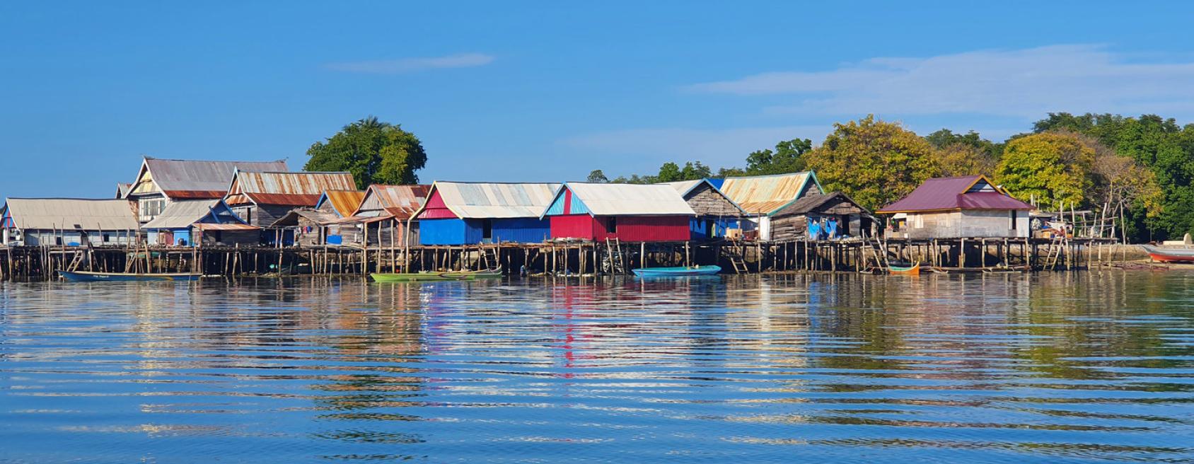 صورة طبيعية للمياه والمباني المطلة على البحر.