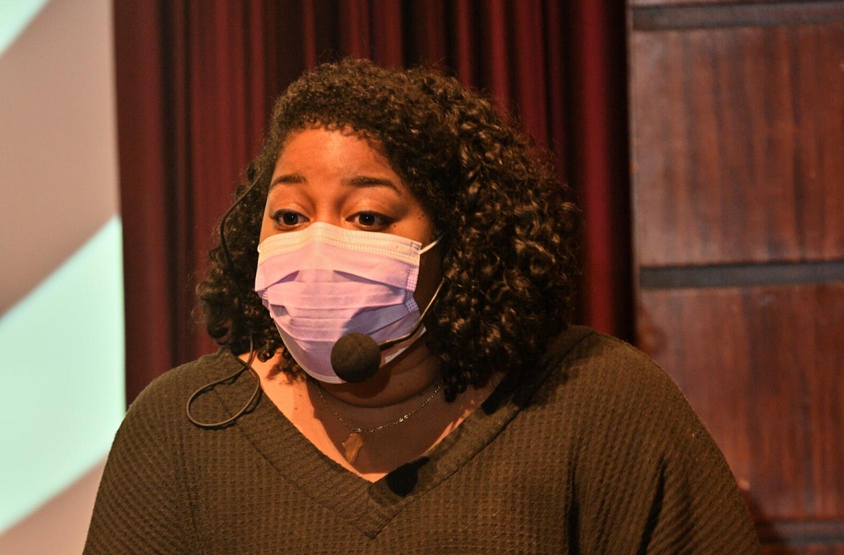 面带粉色口罩的黑人女性特写