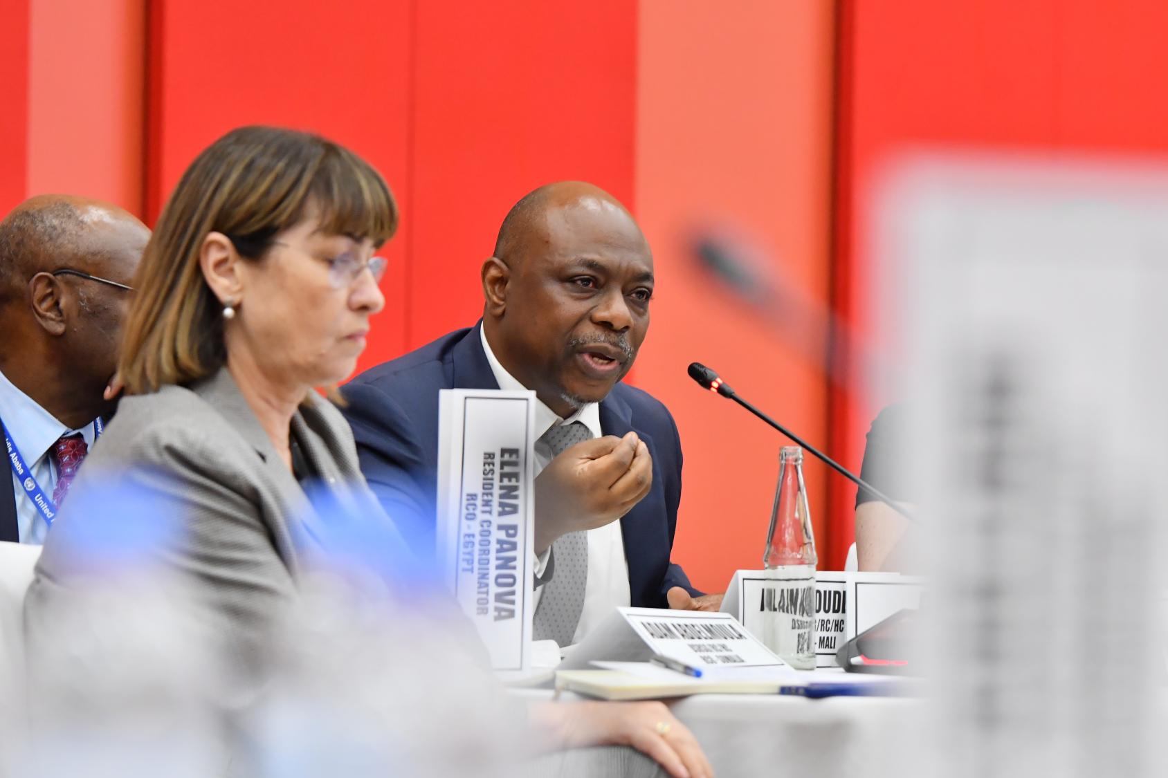 Alain Noudéhou, Représentant spécial adjoint du Secrétaire général, Coordonnateur résident et Coordonnateur de l’action humanitaire au Mali s'entretient avec la Vice-Secrétaire générale de l’ONU. 