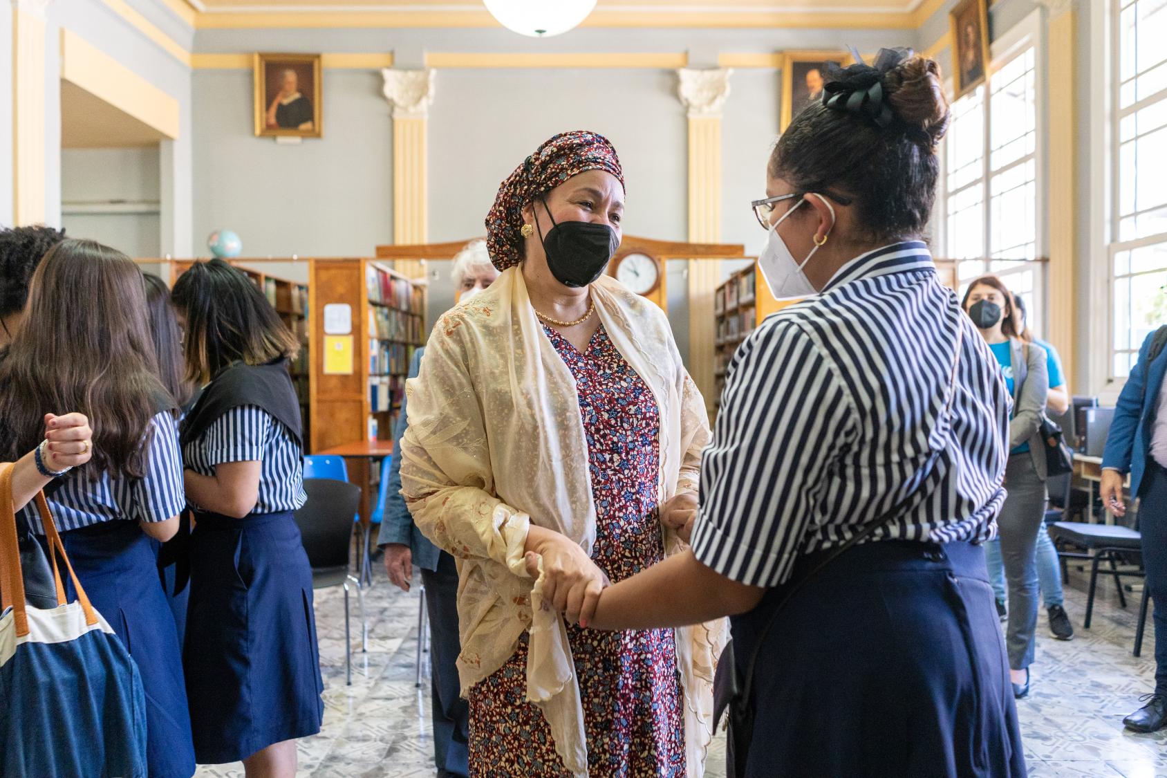 تحيي نائبة الأمين العام للأمم المتحدة أمينة محمد إحدى الطالبات في Colegio Superior de Señoritas.