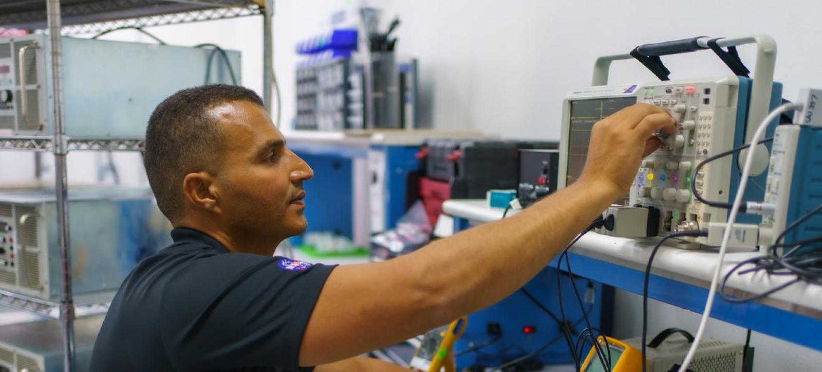 المهندس لؤي البسيوني داخل مختبر الدفع النفاث في وكالة ناسا الفضائية.