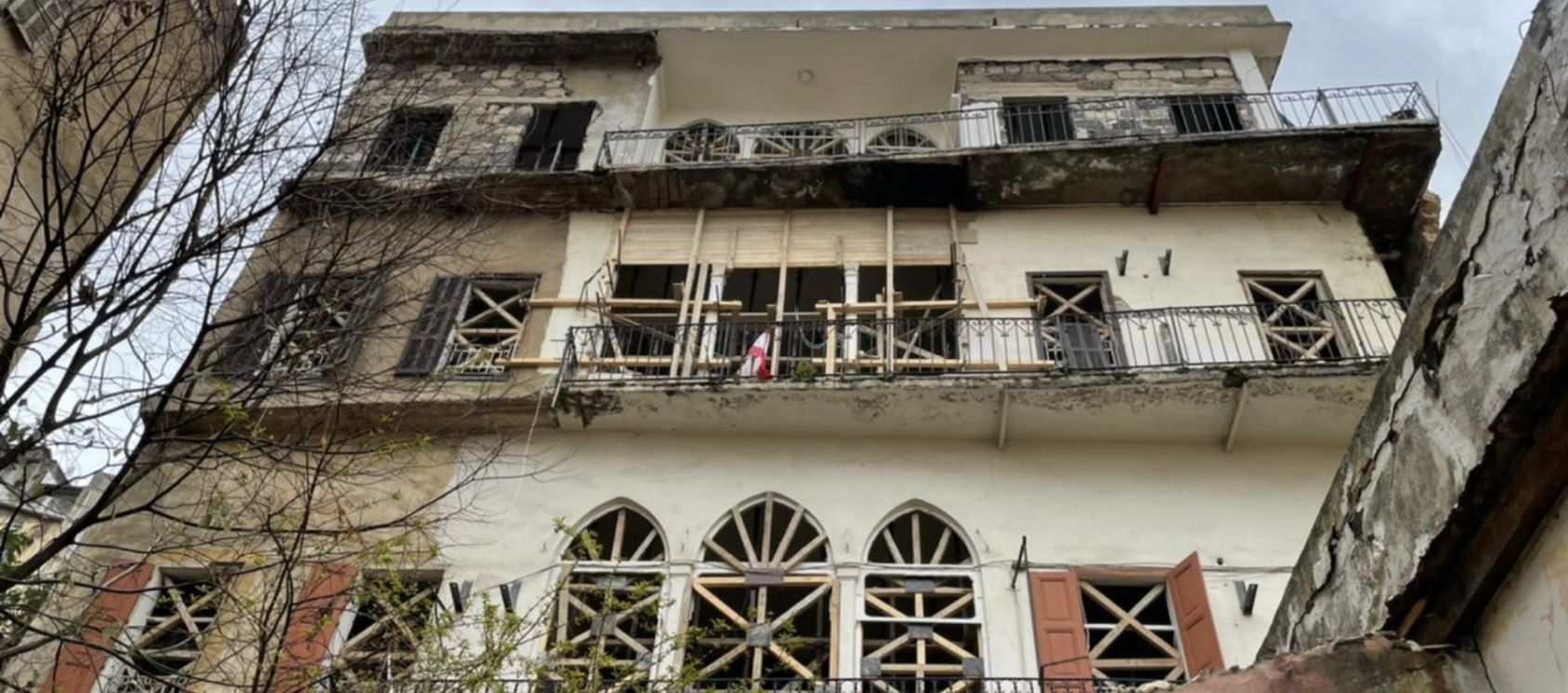 Photo of a building at risk of collapse in Beirut.