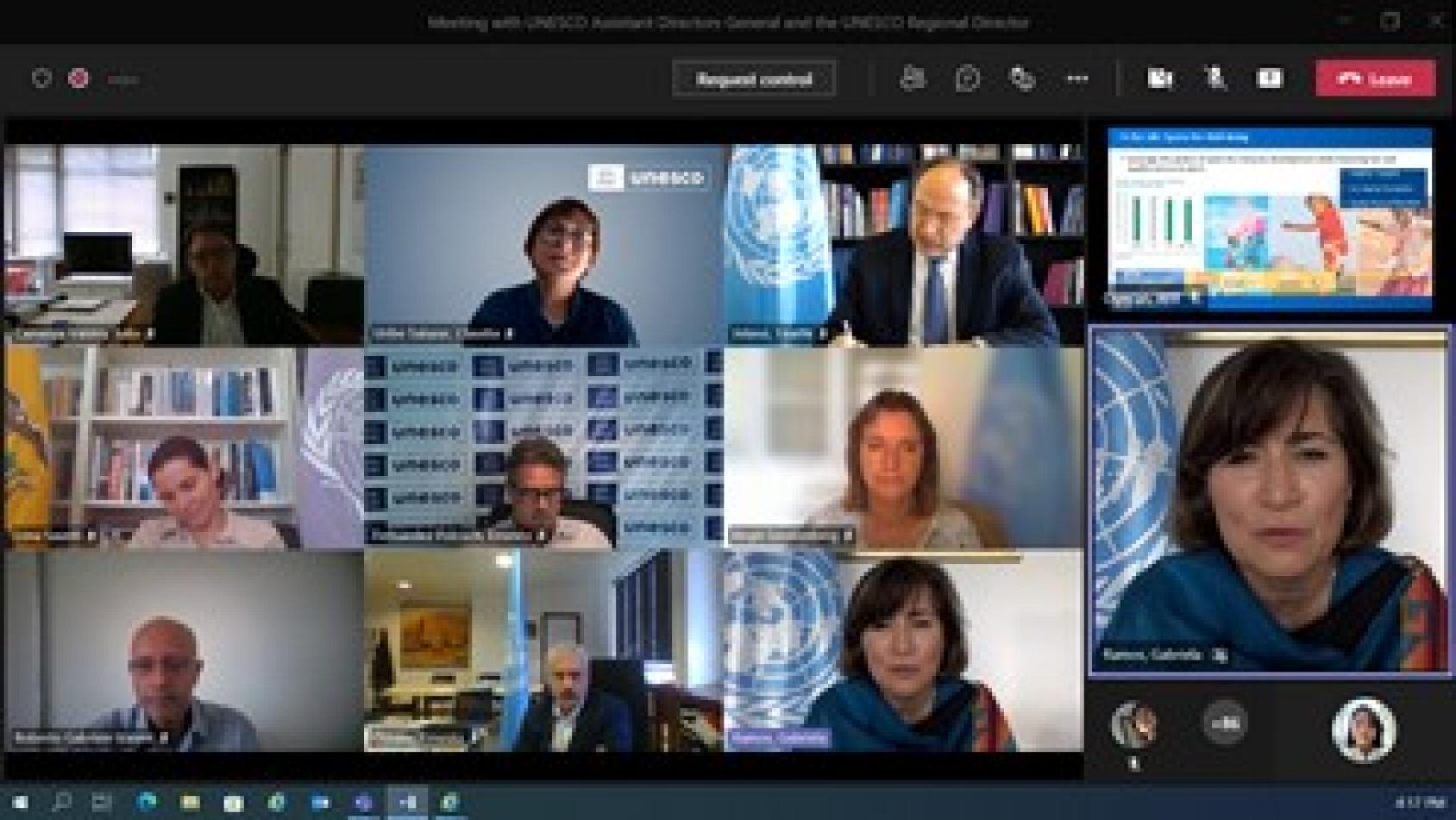 الأشخاص الذين يحضرون اجتماعًا افتراضيًا يتم فيه تقديم عرض.