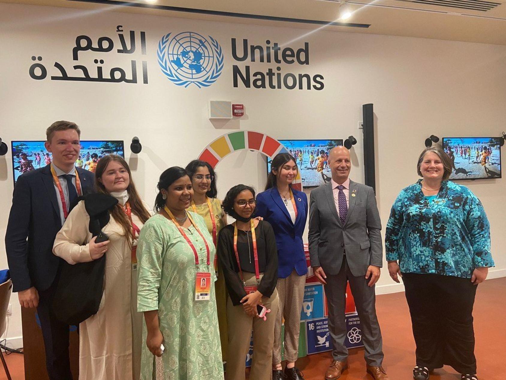 السيد ماهر ناصر، المفوض العام للأمم المتحدة في معرض إكسبو 2020، برفقة نائبة المفوض، الدكتورة دينا عساف وناشطين شباب في العمل المناخي شاركوا في إسبوع العمل المناخي الذي أقيم في معرض إكسبو.