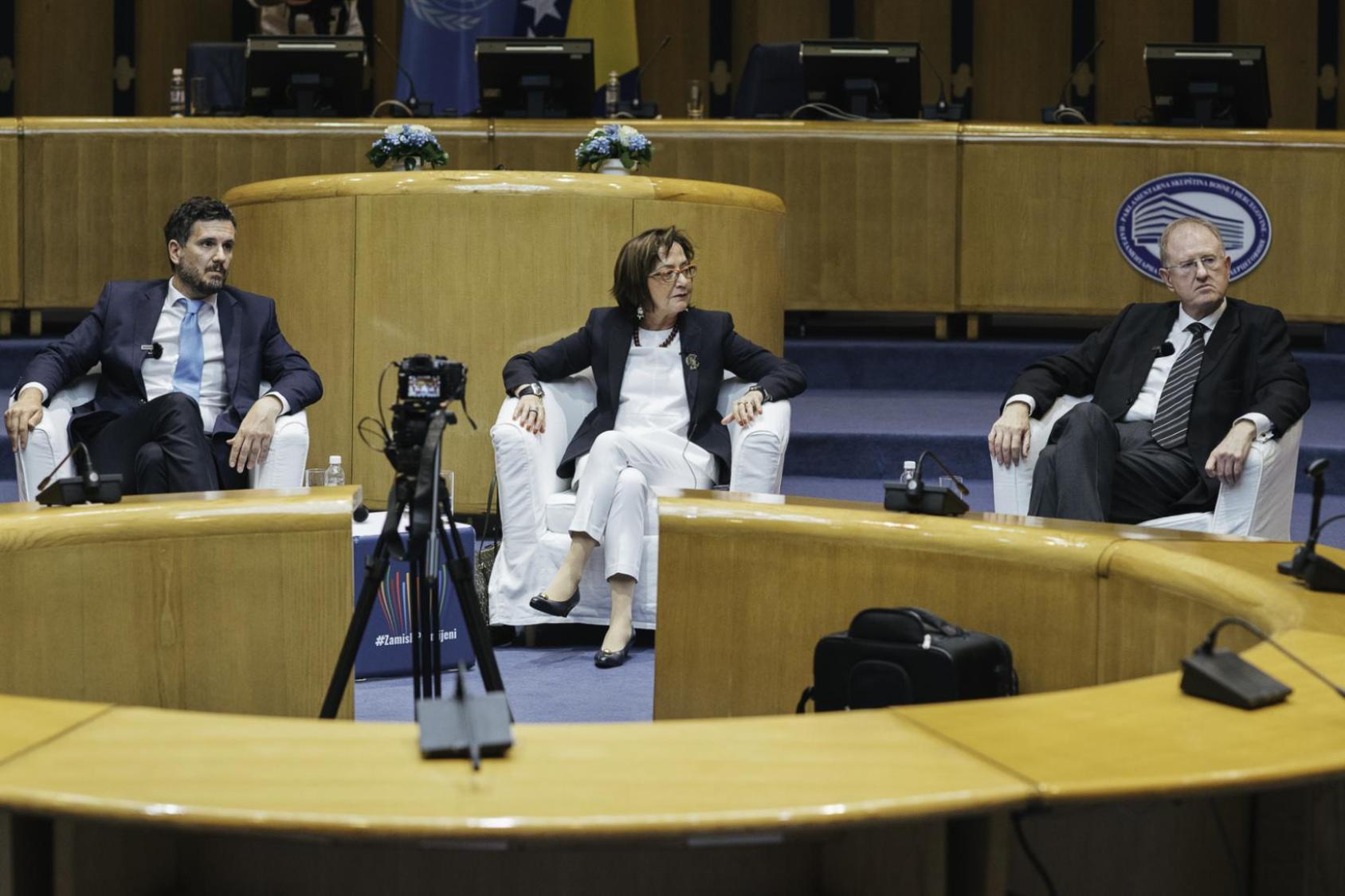 يناقش سفراء البوسنة والهرسك السابقون لدى الأمم المتحدة، إيفان بارباليتش (إلى اليسار)، وميرسادا كولاكوفيتش وميلوس بريكا بعض الإنجازات المهمة.